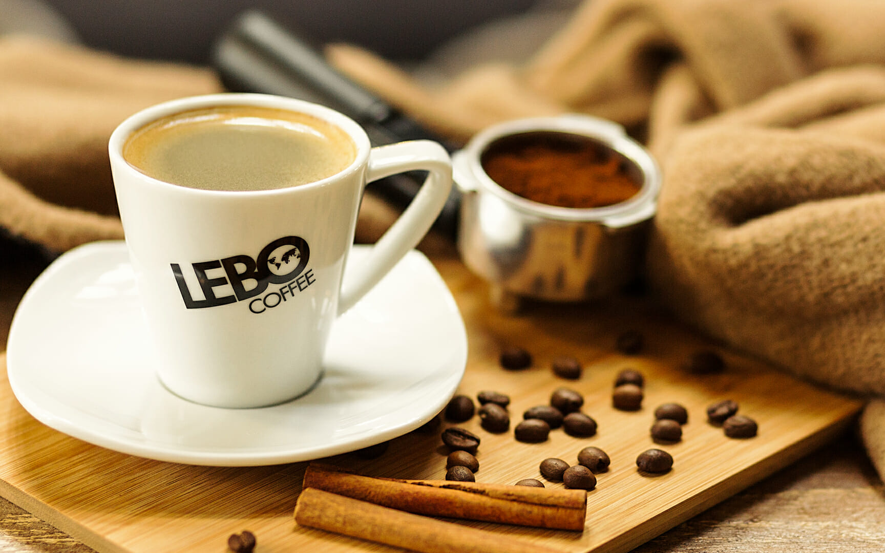 Студия Мухина Дизайн (Muhina Design) разместила логотип кофе Lebo на фирменных чашках бренда